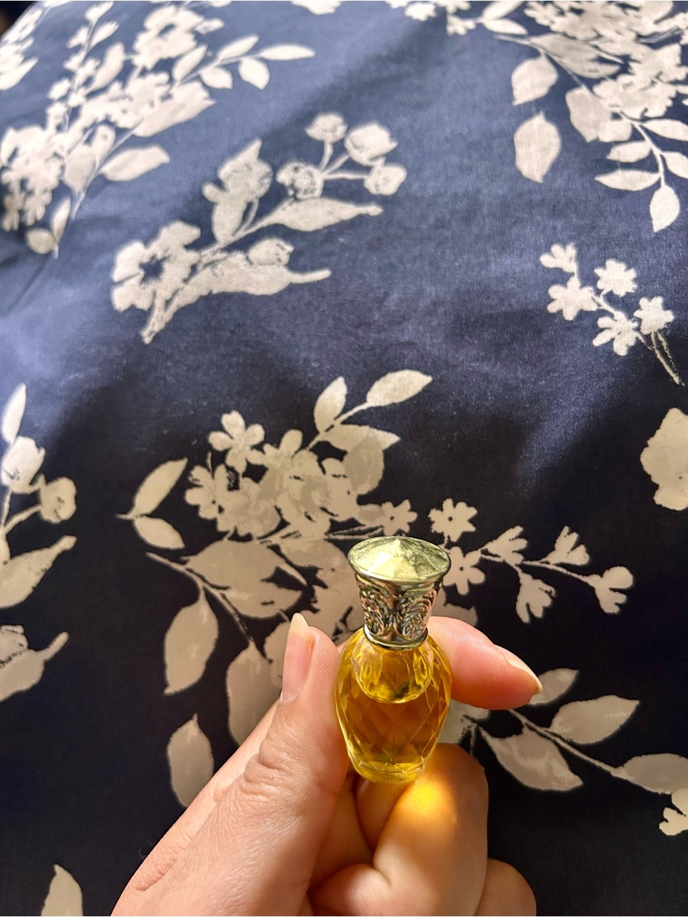 Jessica McClintock Jess Mini Perfume Bottle in Gold 🦋 - Picture 4 of 6